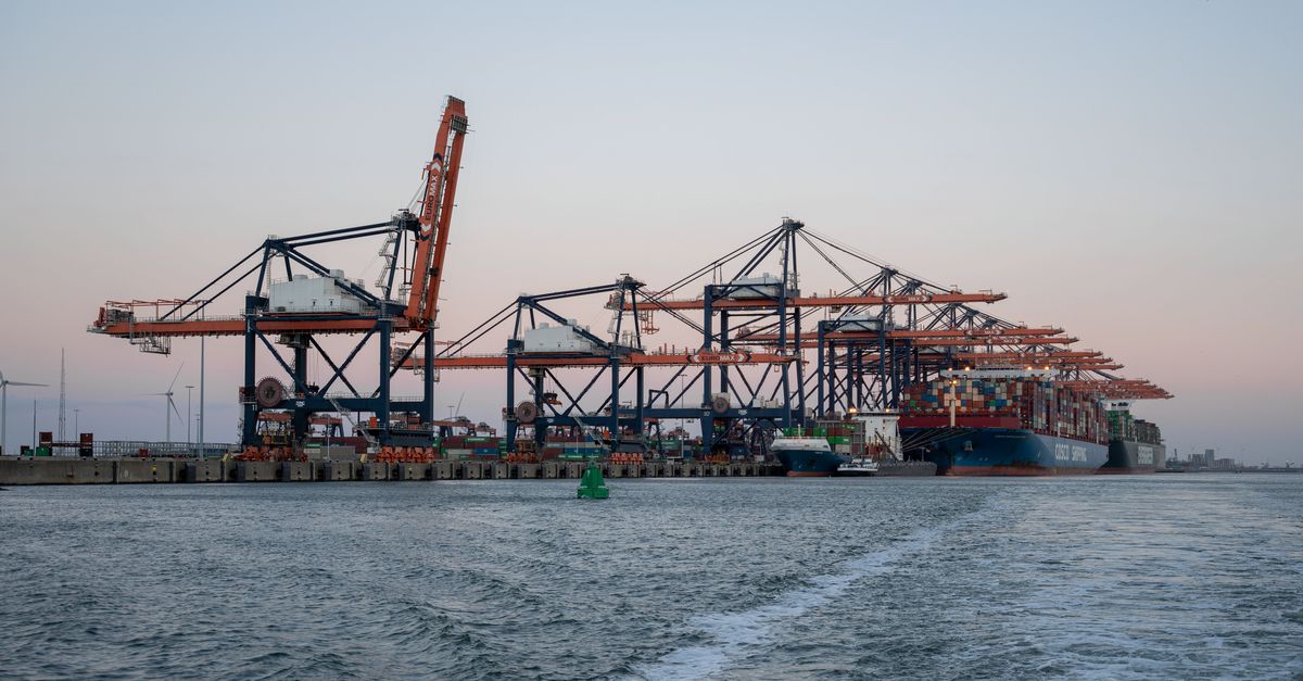 nrc's tweet card. In de eerste zes maanden van 2025 heeft de Rotterdamse haven de minste goederen verwerkt in zeker vijftien jaar. De goederenoverslag daalde het afgelopen halfjaar met 4,1 procent, naar 211 miljoen...