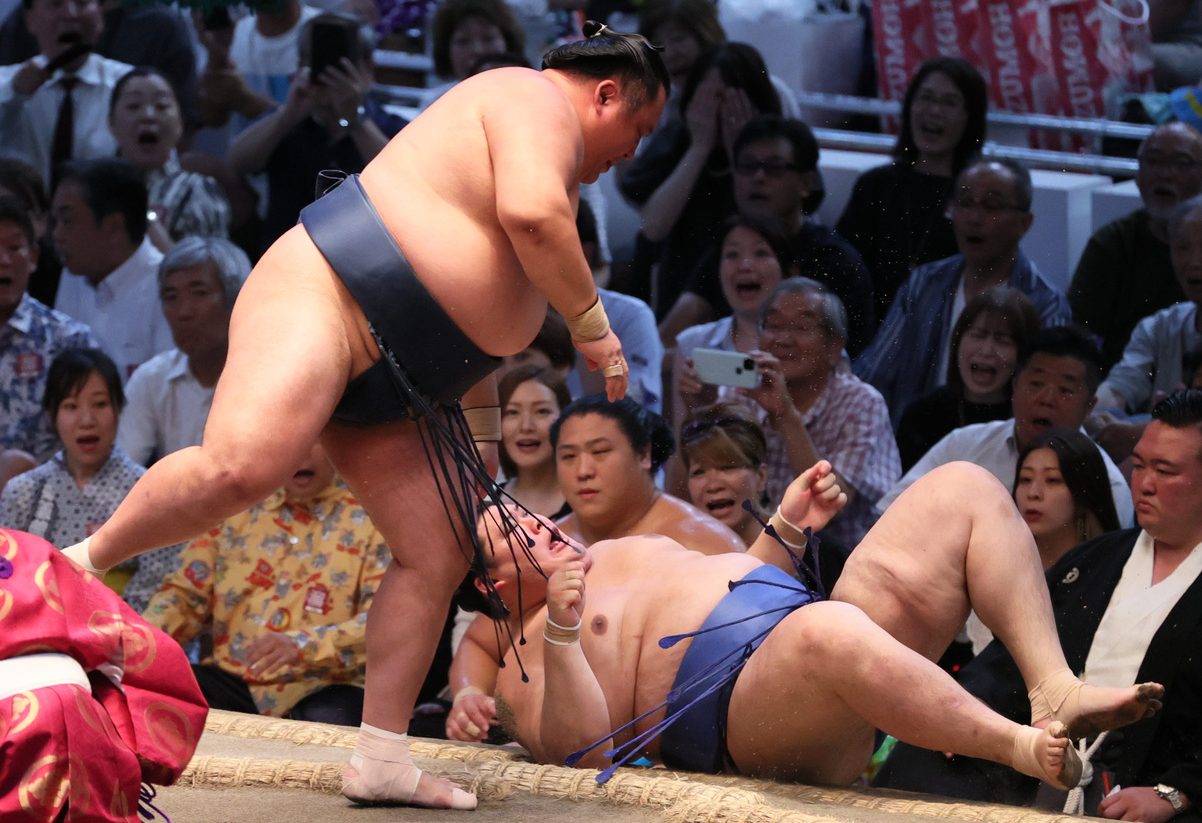 SportsLookJP's tweet card. After Day 10 of the Nagoya Basho, the title is still up for grabs. Ichiyamamoto leads the pack with a 9-1 record, and six wrestlers are 8-2.