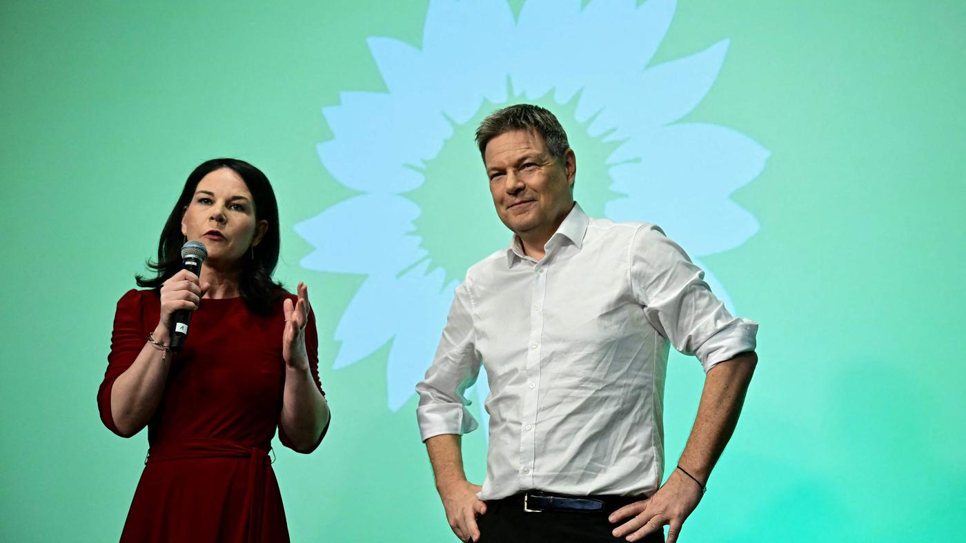 FHackenbruch's tweet card. Minister wären sie gerne geblieben, auf Opposition haben Annalena Baerbock und Robert Habeck keine Lust. Das zeugt von einem seltsamen Demokratieverständnis. Anderen gelingt der Rollenwechsel mit...