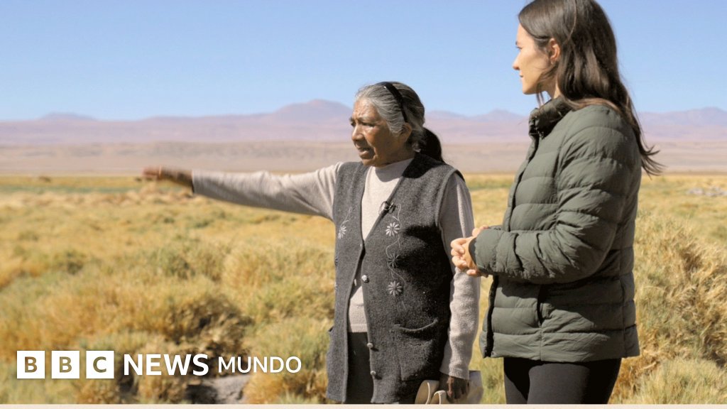 bbcmundo's tweet card. La carrera mundial por descarbonizar ha llevado al auge de los coches eléctricos y, con él, a una creciente demanda de litio, necesario para las baterías.