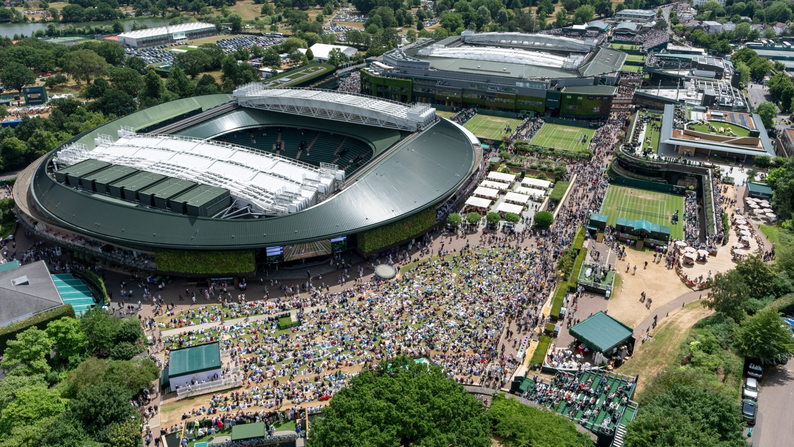 Ubitennis's tweet card. Tennis - Wimbledon | Respinto il ricordo di ambientalisti e residente: via libera alla costruzione di 38 nuovi campi da tennis e di uno stadio da 8.000 posti sull’area dell’ex campo da golf di...