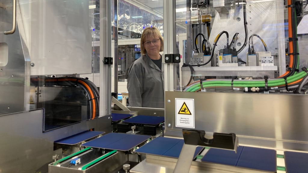 steffen_hoehne's tweet card. Die Solarindustrie in Bitterfeld-Wolfen steht vor einer schwierigen Zukunft. Meyer Burger, Betreiber von Europas größtem Solarzellenwerk, kämpft mit Materialengpässen, hoher Konkurrenz aus China und...