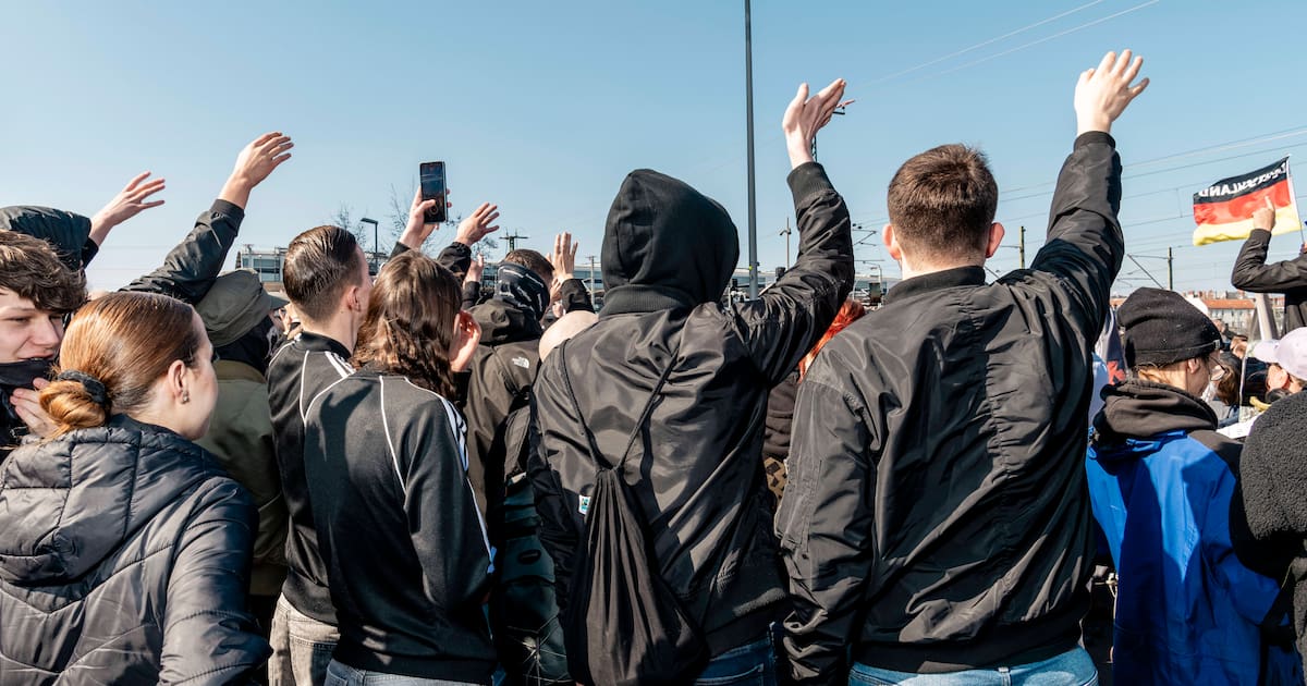 soulmib's tweet card. Sie sind vom Internet-Phänomen zur realen Bedrohung geworden: Teilweise minderjährige Rechtsextreme eifern in Aussehen und Taten den Neonazis der Baseballschlägerjahre nach. Was ist da los?