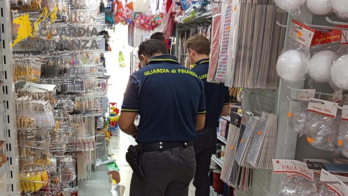 ANSACampania's tweet card. Oltre duecento esercizi commerciali controllati, oltre cento mila euro di multe e sette persone denunciate all'Autorità giudiziaria: è questo il bilancio degli accertamenti a tappeto svolti in...