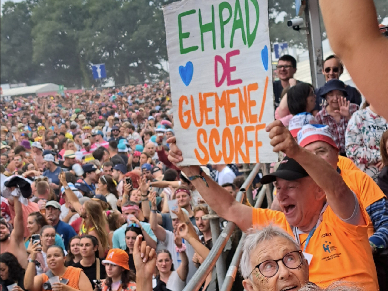 peznce's tweet card. Huit résidents de l’Ehpad de Guémené-sur-Scorff (Morbihan) se sont rendus, vendredi 18 juillet 2025, au festival des Vieilles charrues, à Carhaix. Ils cartonnent sur TikTok.
