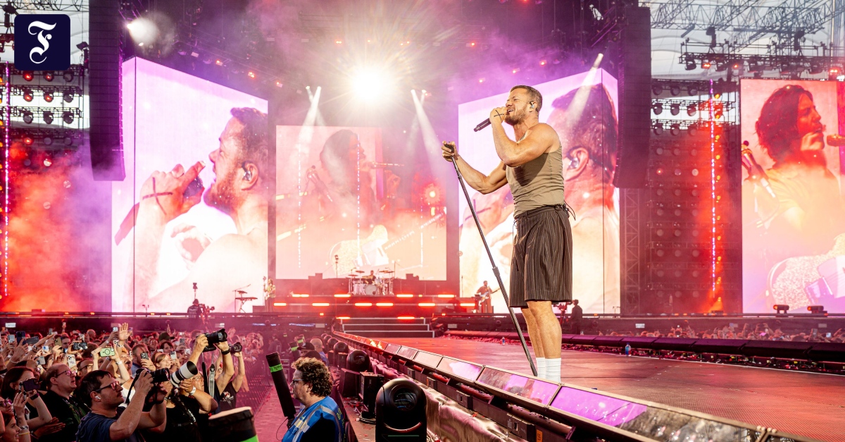 faznet's tweet card. Die amerikanische Band Imagine Dragons verwandelt das ausverkaufte Frankfurter Waldstadion in ein Konfettimeer. Frontmann Dan Reynolds rührt mit persönlichen Gesten und schafft große Stadionmomente.