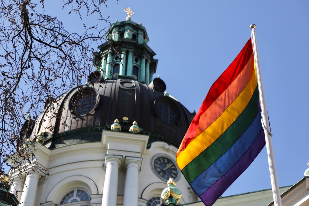 stderozeleeuw's tweet card. De Zweedse predikant Håkan Persson ligt onder vuur omdat hij weigert om regenboogkleurige gewaden te gebruiken in zijn kerk. Linkse media in Zweden beschuldigen hem van intolerantie en uitsluiting. Ma