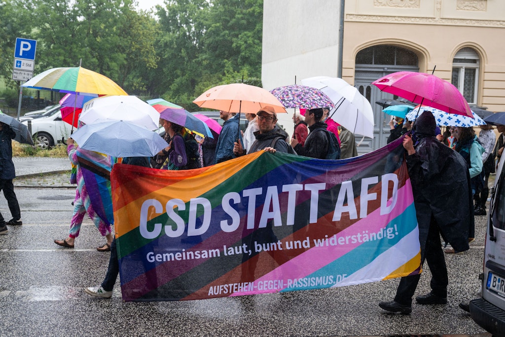 berlinerzeitung's tweet card. Am Samstag feiert Berlin seine queeren Gruppen. Das gefällt nicht allen. Es haben sich Störer von Rechtsaußen angemeldet.