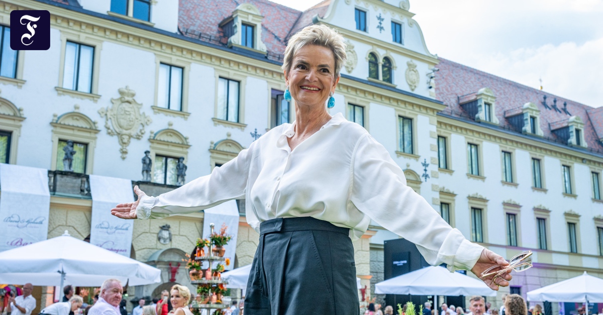 faznet's tweet card. Die Schlossherrin hat zu ihren berüchtigten Schlossfestspielen sowohl Vicky Leandros eingeladen als auch Alice Weidel. Das sorgte für Unmut – und die AfD-Bundessprecherin zog sich zurück.