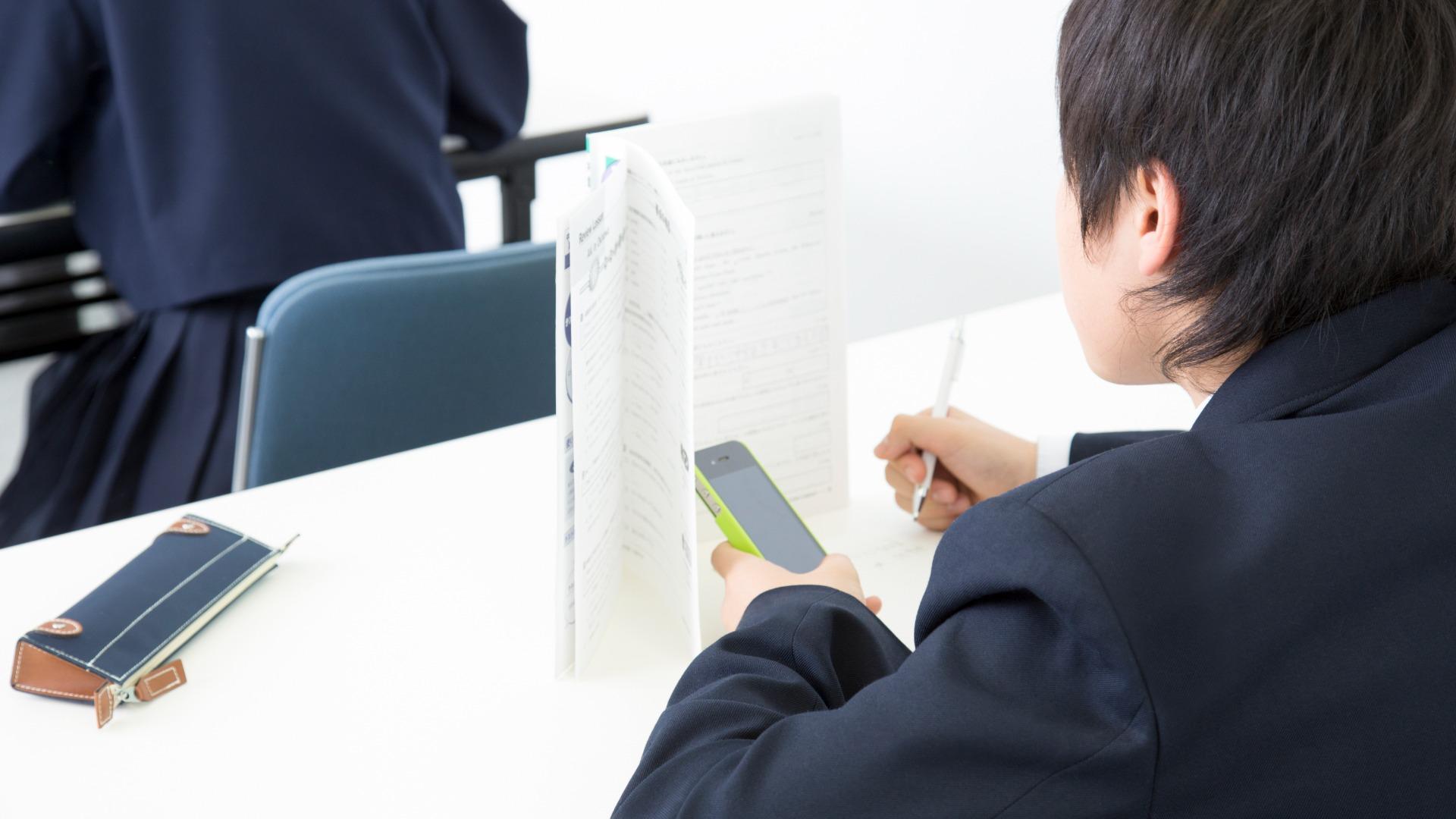 YahooNewsTopics's tweet card. 英語の国際テスト「TOEIC」での組織的なカンニング事件が想像以上に大規模、かつ巧妙であったことが判明し、話題となっています。「警視庁がその手口を明らかにしました。およそ3ミリの米粒ほどの小さい球体。