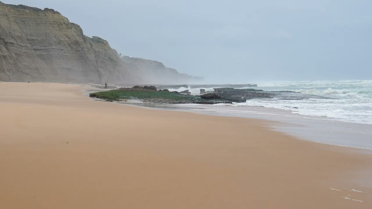 claudiashandi's tweet card. Uma mulher caiu esta noite de uma falésia de 30 metros de altura na praia do Magoito, em Sintra, e está em estado grave, disse à Lusa fonte da Autoridade Nacional de Proteção Civil.