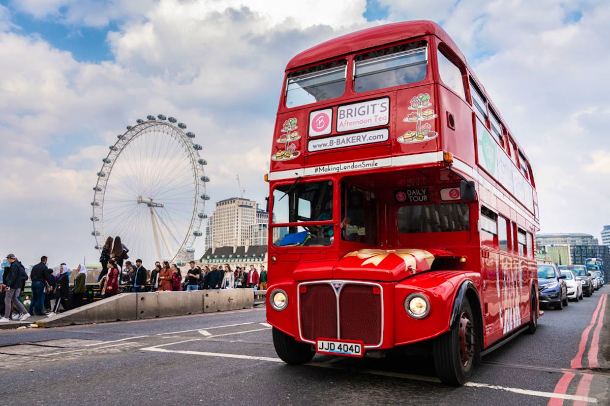 ianvisits's tweet card. Figuring out what to do in London can be quite the challenge. That's why we have created the ultimate guide on what to do in London - here are 42 amazing things to get you started