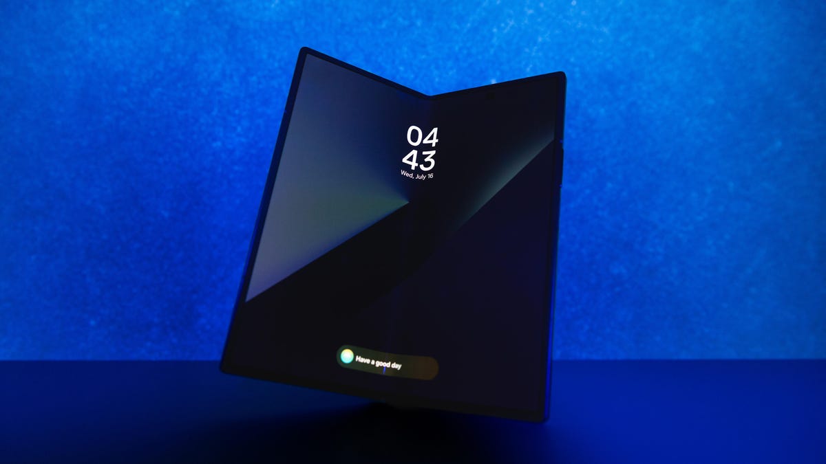 CNET's tweet card. Despite the growing hype around foldables from companies like Samsung and Motorola -- and maybe someday Apple -- most smartphone buyers aren't sold. Here's what's holding them back.