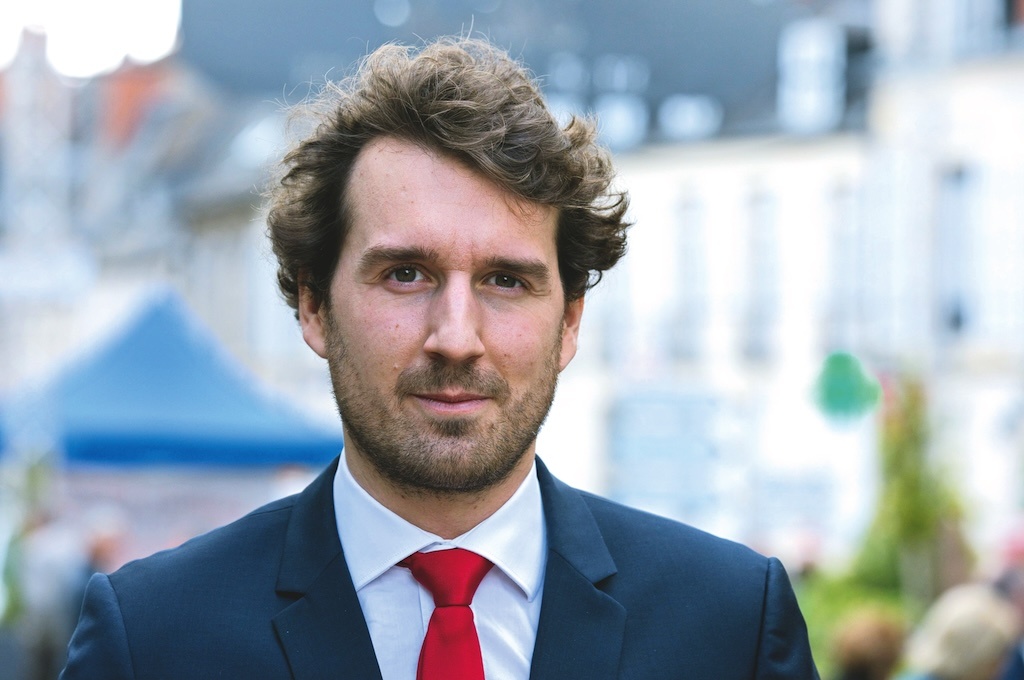 S_Lignier's tweet card. L’équipe bardellienne s’agrandit. Selon nos informations, Charles-Henri Gallois rejoint le cabinet du président du Rassemblement national au Parlement européen en tant que conseiller économique....