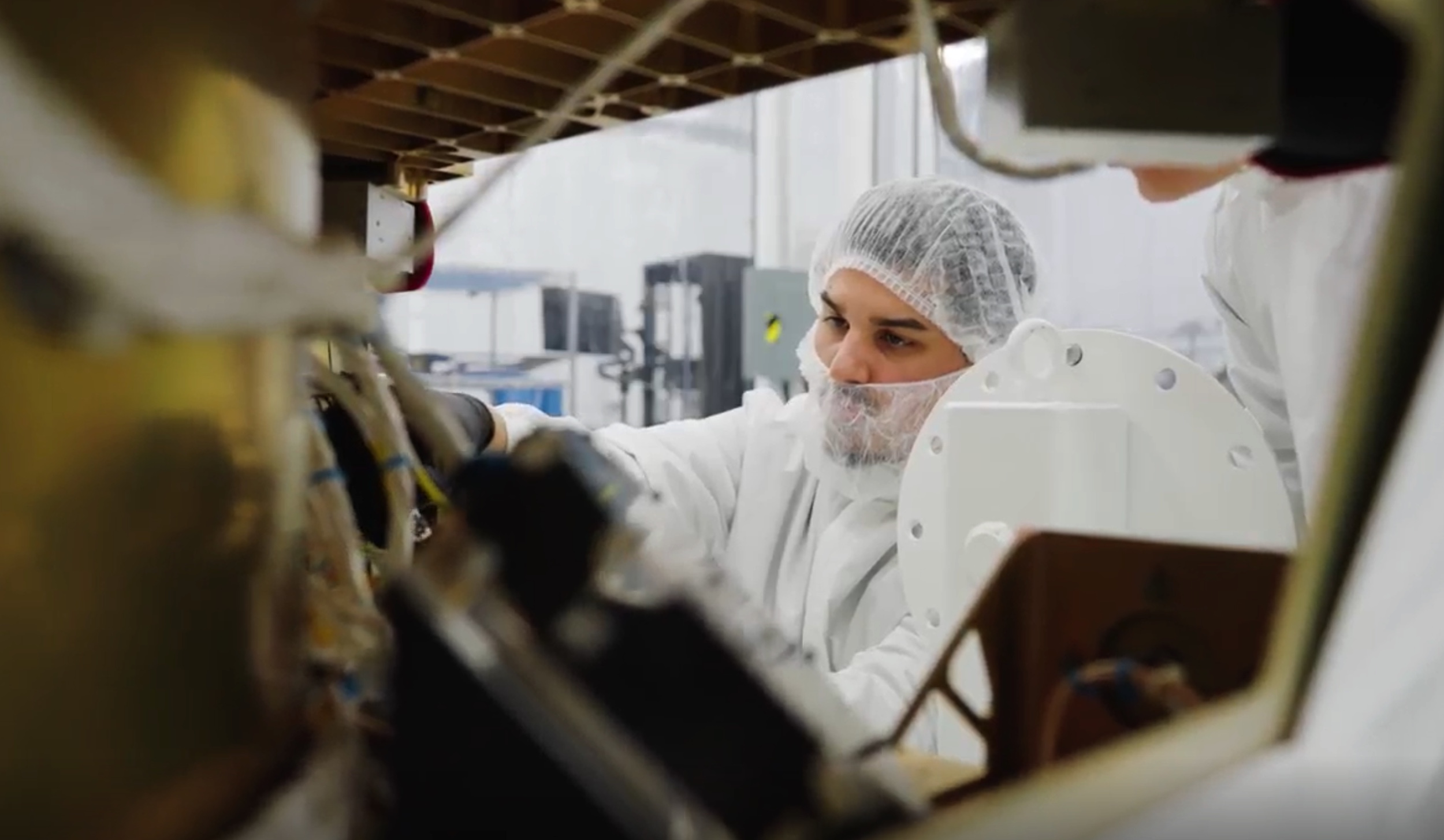 ApexSpacecraft's tweet card. Apex has raised $200 million in a new funding round intended to help the company accelerate production of satellite buses.