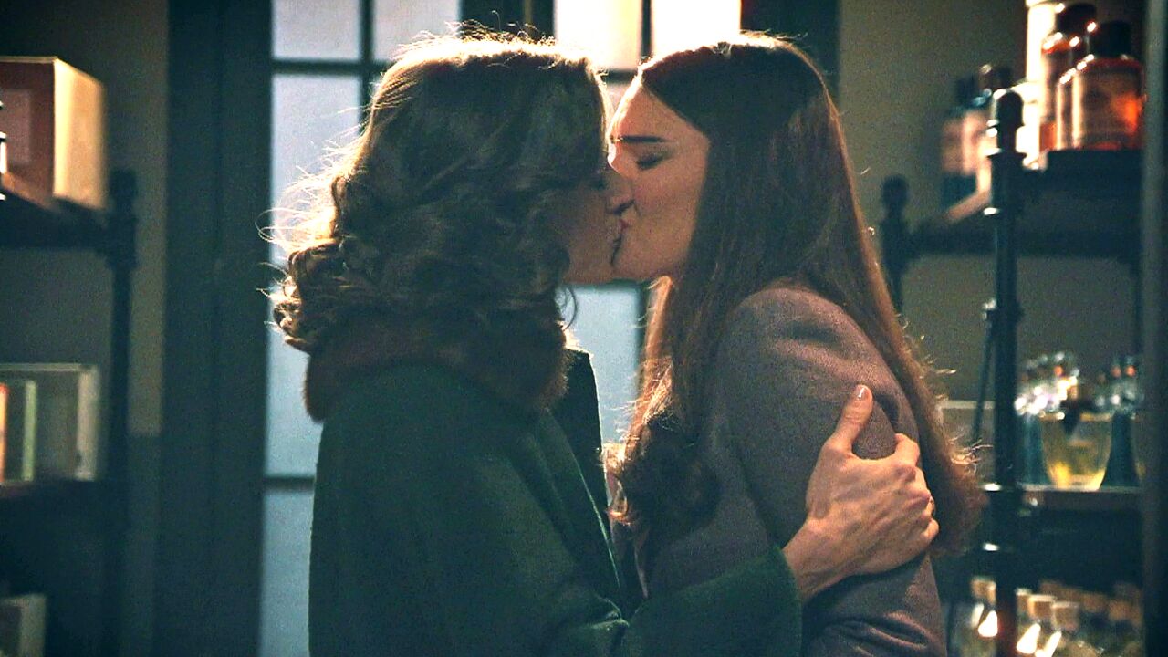 antena3int's tweet card. antetítulo:  Título: ’ Entradilla: Marta decide no tomar el vuelo y confiesa a Fina que elige el amor por encima de las presiones sociales y el deseo de maternidad. En un emotivo reencuentro, ambas...