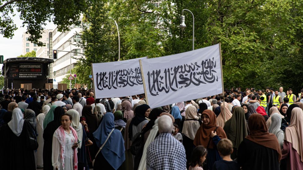 cicero_online's tweet card. Die Debatte um Antisemitismus von Muslimen und religiöses Mobbing an deutschen Schulen entbrennt immer wieder neu. Die deutsch-jüdische Schriftstellerin Viola Roggenkamp warf der Regierung bereits...