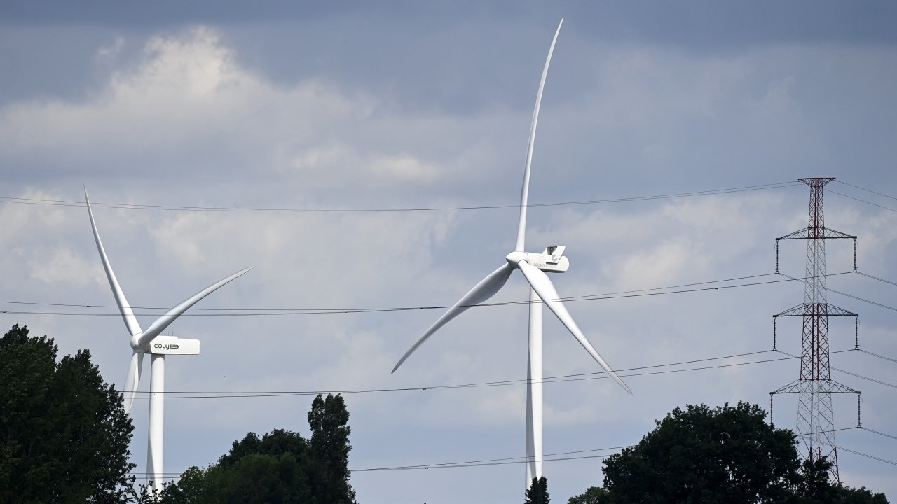 GeertNoels's tweet card. Europees commissaris Wopke Hoekstra heeft gelijk: het Europese klimaatbeleid mag niet overboord gegooid worden . Maar zonder bijsturing dreigen we van 'net zero' af te glijden naar 'zero industrie',...