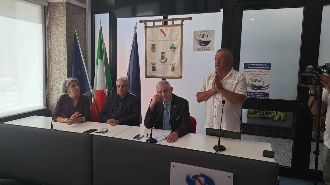 ANSACampania's tweet card. "E' drammatico che il centrodestra non si muova verso le elezioni in Campania. Schlein, Conte e De Luca si riuniscono e invece non vedo la voglia di lottare del centrodestra. (ANSA)