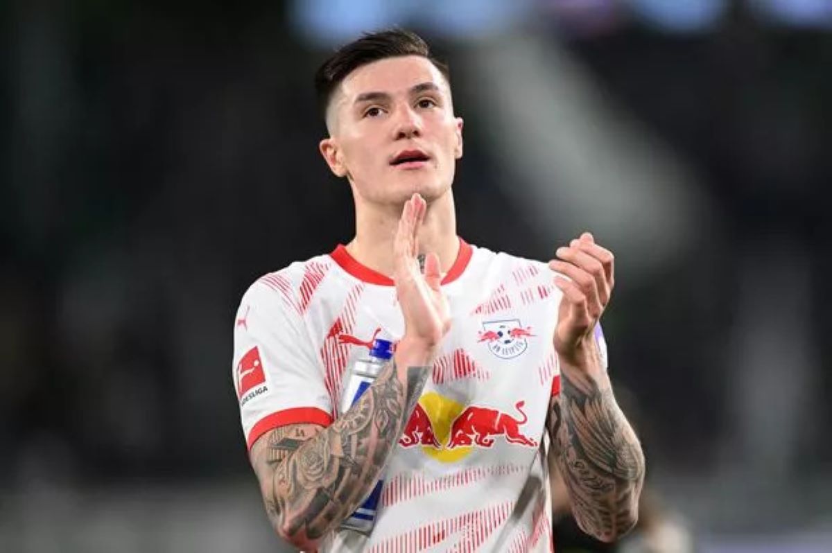 centredevils's tweet card. Benjamin Sesko and RB Leipzig gentlemen's agreement revealed, with new price tag disclosed