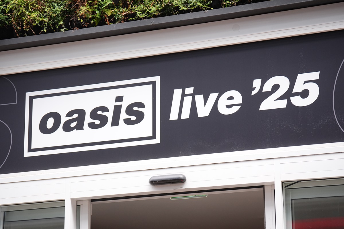 hackneygazette's tweet card. Got tickets to Oasis in London? Check the full price list of all the merchandise on sale and where you can buy it.
