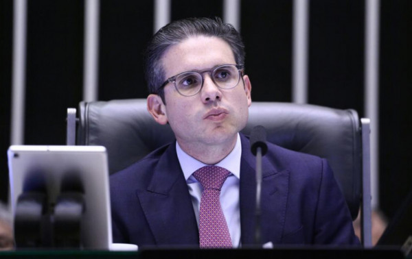 fernandomolica's tweet card. Para Sóstenes, não é possível saber se a pressão do presidente norte-americano prejudica a concessão do benefício ou se o favorece e até colabora para sua ampliação.