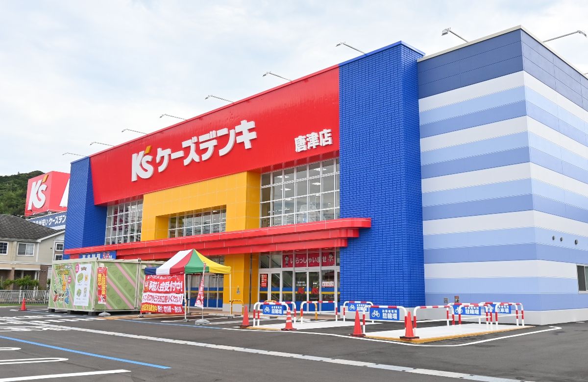 sagashimbun's tweet card. 家電量販店の「ケーズデンキ唐津店」が24日、唐津市和多田の国道204号バイパス沿いにオープンする。地域最大級の売り場面積を誇り、市内に初出店、県内では5店舗目となる。　売り場面積は3320平方メートルで、駐車場は135台分。テレビ、冷蔵庫、洗濯機、スマートフォンなど家電専門店ならではの幅広い商品を取り扱う。昨年5月に閉店した「ヤマダ電機テックランド唐津店」の跡地に、店舗を新設した。
