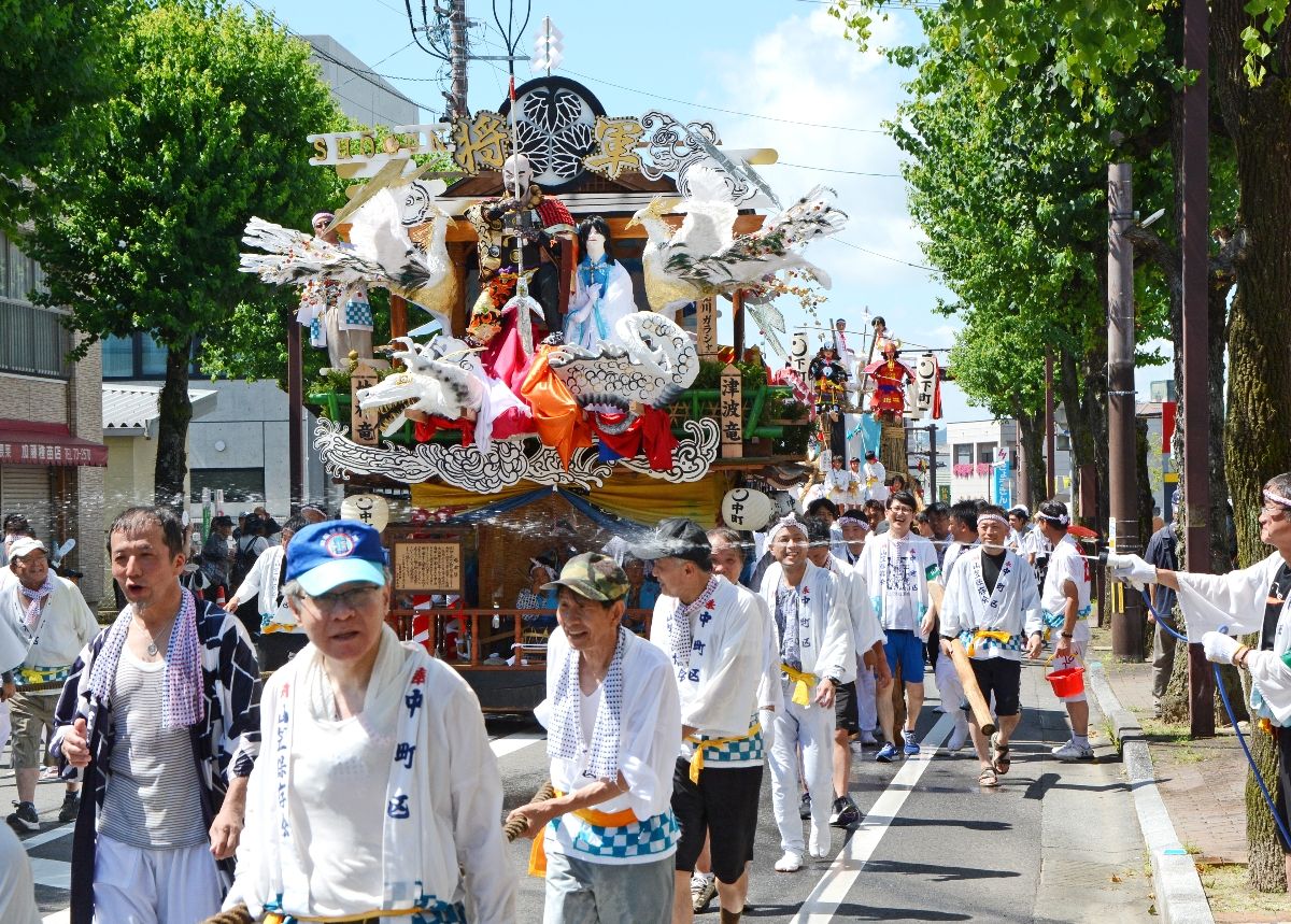 sagashimbun's tweet card. 城下町・小城の夏の風物詩「小城山挽（やまひき）祇園祭」が27日、小城市小城町で開かれる。鎌倉時代後期に小城の町を造った千葉胤（たね）貞（さだ）が軍事訓練を兼ねた山挽き神事を行ったことが始まりとされ、700年以上の歴史を誇る。祭りに合わせたイベント「おぎおんフェスタ」も開かれ、飾り山とともにマルシェやスタンプラリーも楽しめる。　趣向を凝らした「上町」「中町」「下町」の3台の飾り山が、威勢のいい...