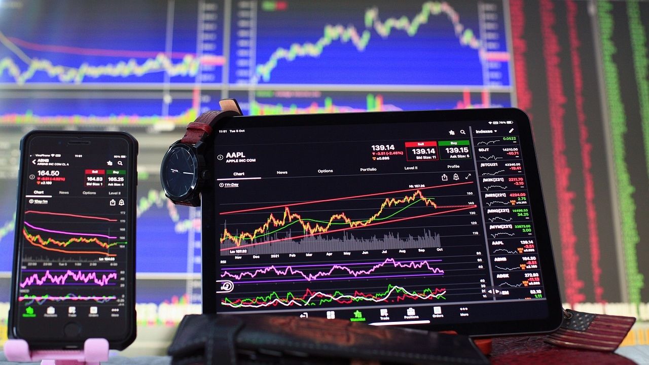 ORIGYNTech's tweet card. The "Real-World Assets in On-chain Finance Report," cites a projection by Standard Chartered that the market could grow to $30 trillion by 2034.
