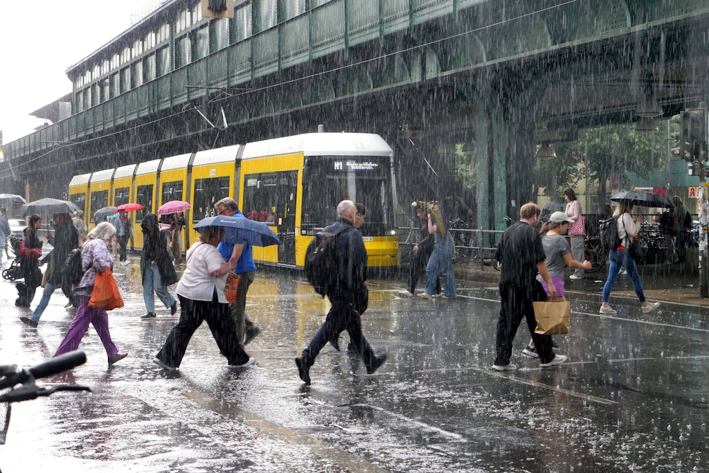 berlinerzeitung's tweet card. Auch am Dienstag regnet es in Berlin - sommerhaftes Wetter ist nicht zu erwarten. Im Laufe der Woche kann es allerdings besser werden.