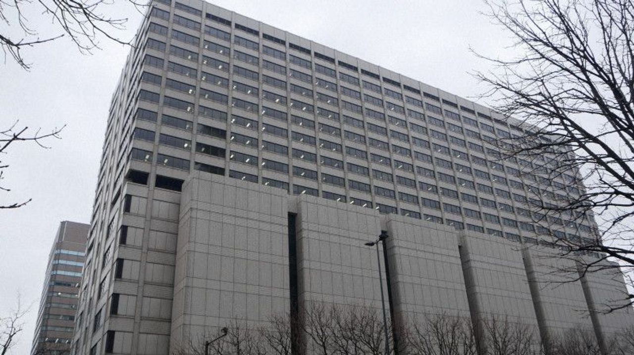 YahooNewsTopics's tweet card. SMBC日興証券を巡る相場操縦事件で、金融商品取引法違反（相場操縦）に問われた同社元副社長の佐藤俊弘被告（63）に対し、東京地裁は22日、懲役2年6月、執行猶予5年の有罪判決（求刑・懲役2年6月）を