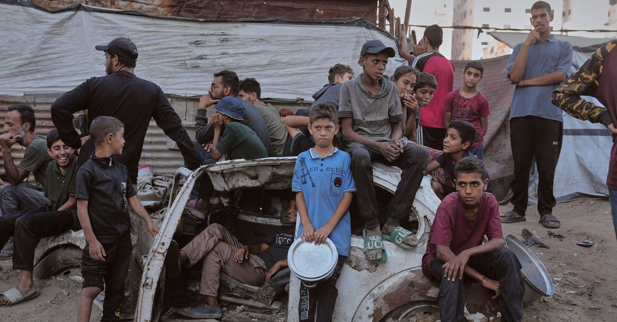nrc's tweet card. Dokters, hulpverleners en andere medewerkers van de VN-hulporganisatie UNRWA vallen tijdens hun werk flauw door honger en uitputting. Dat schrijft UNRWA-directeur Philippe Lazzarini in een bericht op...