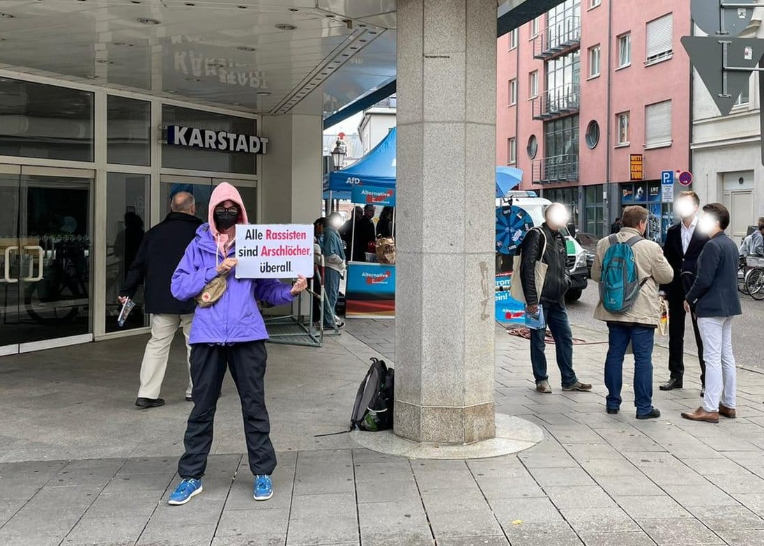 Jennystandhaft2's tweet card. Jenny aus München ist bekannt in den Sozialen Netzwerken. Sie protestiert medienwirksam gegen AfD und Querdenker - und braucht gar nicht viel dafür.