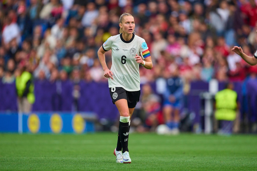 berlinerzeitung's tweet card. Seit dem Ausfall von Giulia Gwinn führt Janina Minge die DFB-Frauen bei der EM aufs Feld. Im Halbfinale wartet nun mit Spanien der Turnierfavorit.