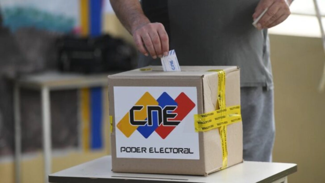 ElUniversal's tweet card. Los venezolanos podrán acceder desde cualquier parte del mundo a nuestras Plataformas Digitales con la etiqueta #EleccionesEU para estar actualizados con la información del momento