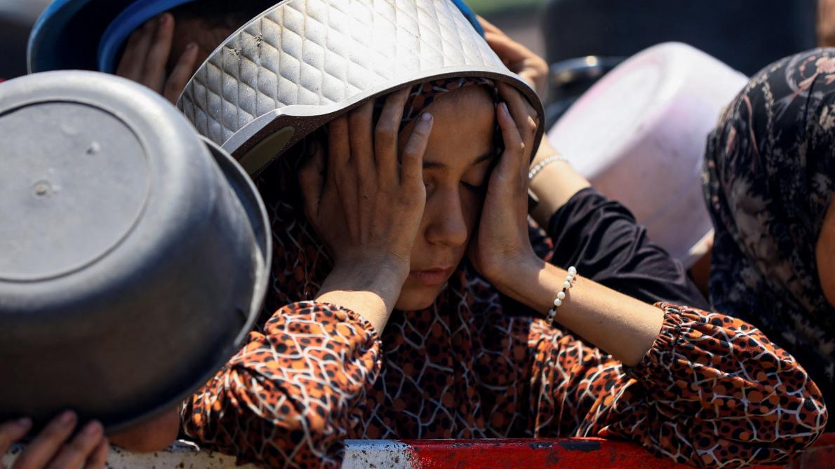 lesoir's tweet card. Les 2,4 millions d’habitants de Gaza sont soumis à des pénuries sévères de nourriture et de biens de première nécessité.
