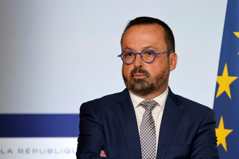 laurentdogrel's tweet card. Le ministre de la Santé, Yannnick Neuder, est "très favorable à la sieste d'une façon générale, qu'elle soit dans le milieu professionnel ou à l'école", a-t-il déclaré mardi en présentant une feuille...