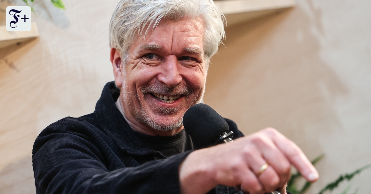 faznet's tweet card. Teuflisch gut: In seinem neuen Roman „Die Schule der Nacht“ erzählt Karl Ove Knausgård die Geschichte eines Fotografen, der als „Porträtist des Todes“ zu Weltruhm gelangt.