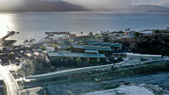 centrochic's tweet card. A través de la descentralización de las ciencias, la educación y el conjunto de servicios públicos, Chile demuestra que es posible alcanzar un desarrollo equilibrado y respetuoso con el entorno,...