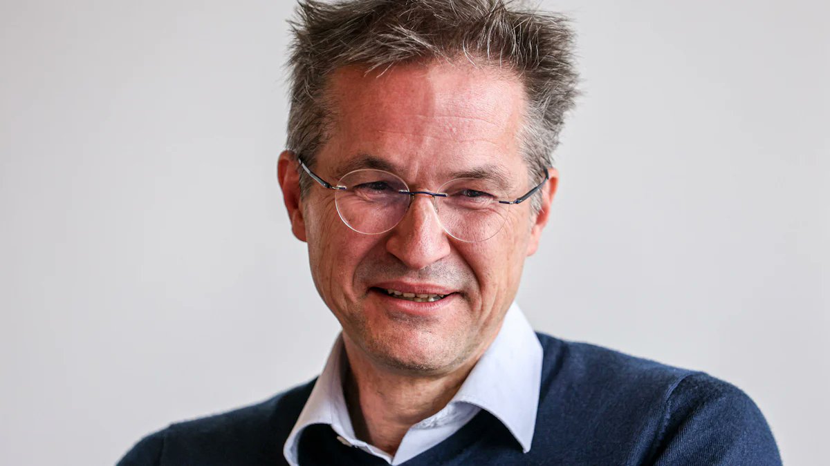 SZ's tweet card. In der Diskussion um Migration betont ein Experte die Notwendigkeit kontrollierter Zuwanderung zur Lösung des Fachkräftemangels. Zudem wird die Rolle Deutschlands und die Integration geflüchteter...