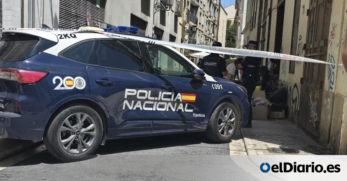 carlosnc78's tweet card. Los vecinos denuncian la intervención de una empresa de 'desocupación' en el edificio, vendido hace un lustro a un fondo francés, que ha provocado la intervención de la Policía Local y Nacional
