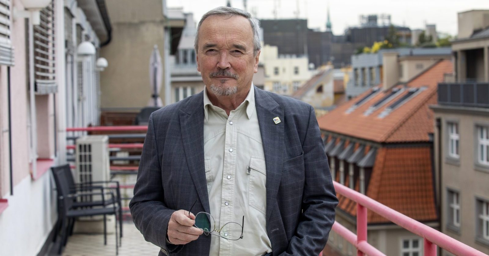 Denik_TO's tweet card. Jiří Kobza byl dvě volební období poslancem za SPD. Před pár dny proběhla médii informace, že se toto pouto trhá a Kobza za SPD už kandidovat nebude. Několi ...