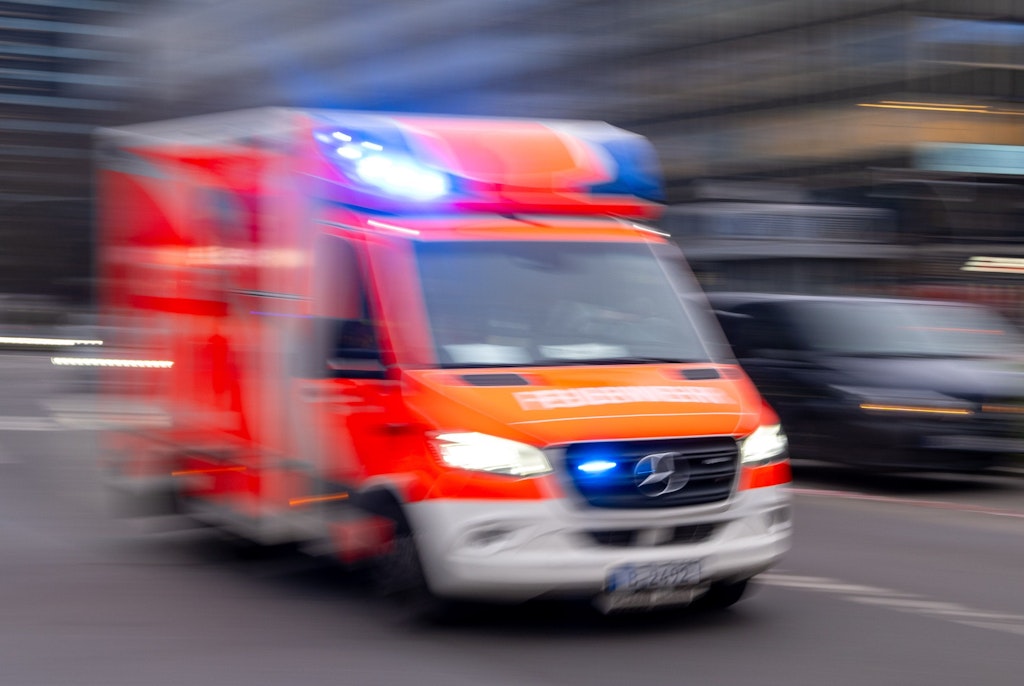 berlinerzeitung's tweet card. Eine 40-Jährige attackiert ihre eigene Schwester und deren Sohn mit einem Messer. Beide werden mit Stichverletzungen ins Krankenhaus gebracht.