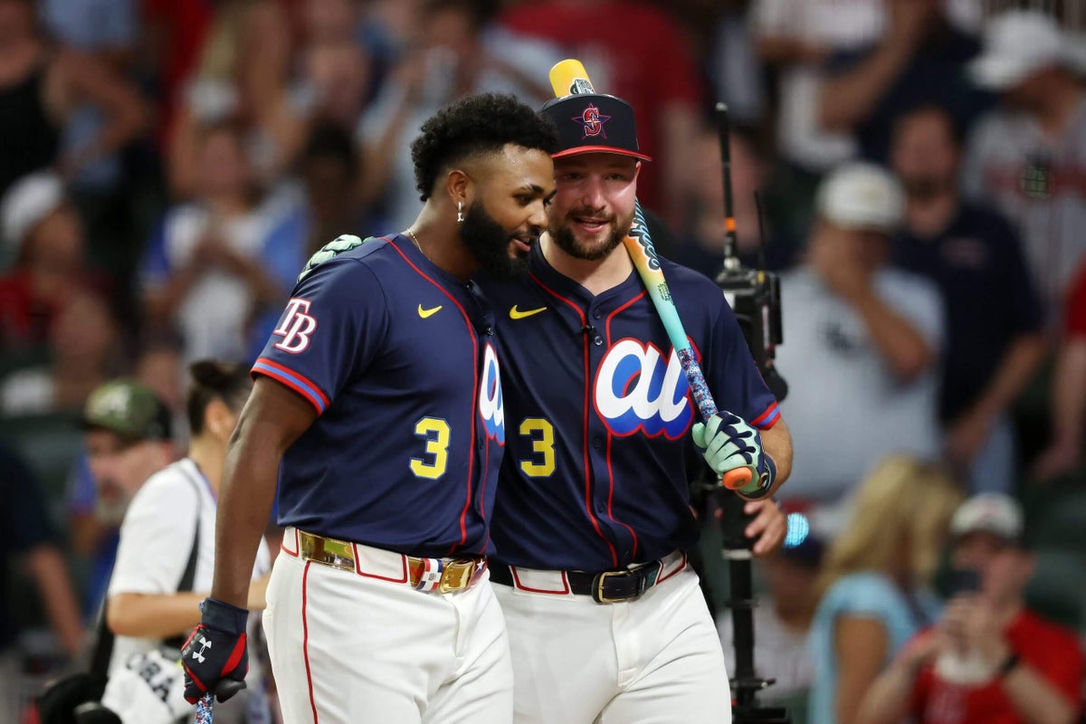 MarcCarig's tweet card. Scorers counted the homer robbed by Sam Musterer, 17, who was on the field because his father is a scorer at Braves games.