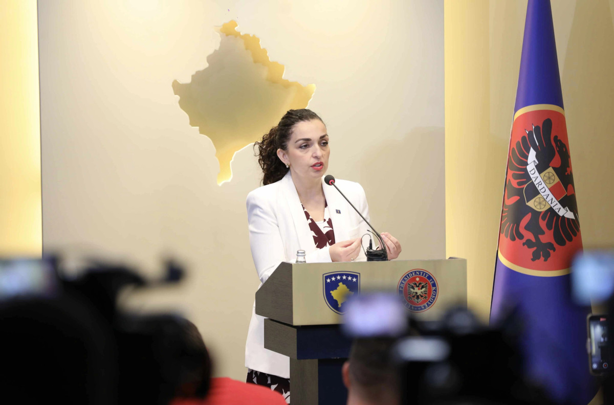 Faton700's tweet card. Suitë të gjumit për presidentin, dhomë private për familjen, dhomë private për ushqim, kopsht e oborr privat e pesë dhoma për mysafirë, janë vetëm disa nga hapë