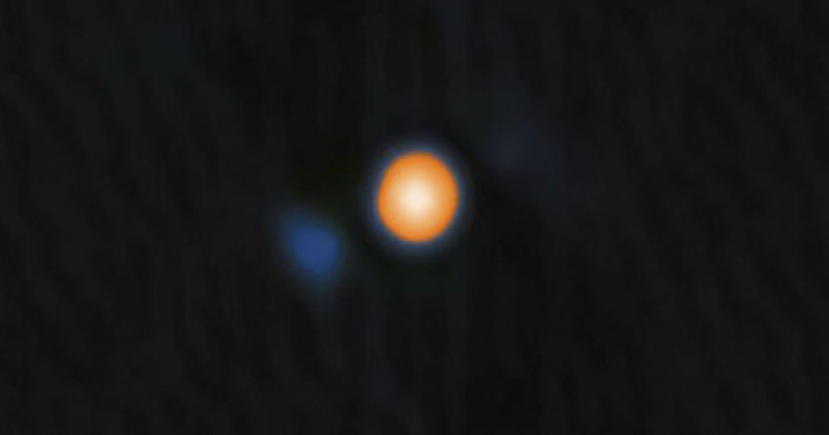 astro_test_org's tweet card. オリオン座の1等星「ベテルギウス」の小さな伴星が観測できたと、米国立光学赤外線天文学研究所が21日に発表した。伴星はベテルギウスと重力で結びついたペアの恒星で、共通の重心の周りを回っている。ベテルギウスは6年ほどの周期で明るさが変わることが知られている。伴星が手前を横切ると、ベテルギウスの光をさえぎっていたちりが吹き飛ばされ、明るく見えるとの説が提唱されていた。ベテルギウスは地球に最も近い赤