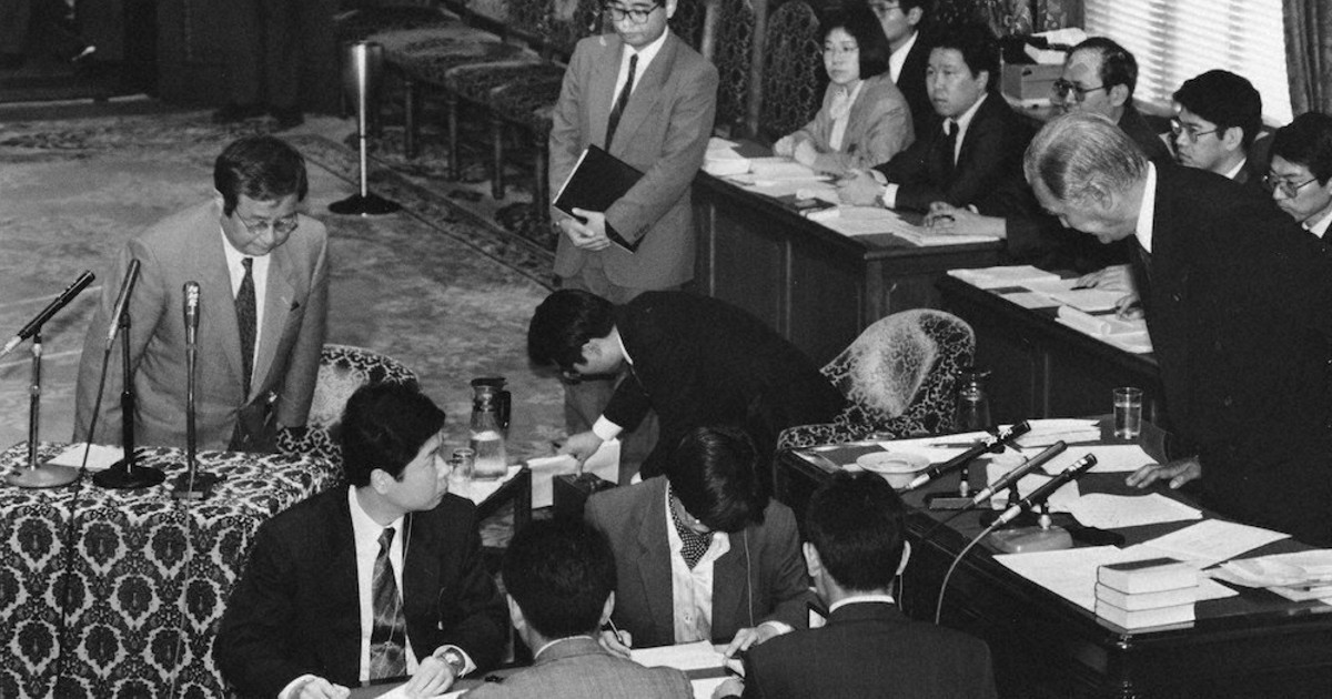 nakajima1975's tweet card. 　テレビ朝日の報道局長が1993年、政権交代を意図した報道をするよう指示したと報じられ、国会に証人喚問された。その後、放送法の定める「政治的公平性」を巡って、番組内容への行政指導や政治的介入がしばしば起きるようになった。局長の名から「椿（つばき）発言」と呼ばれる問題から30年。その影響とテレビ報道の