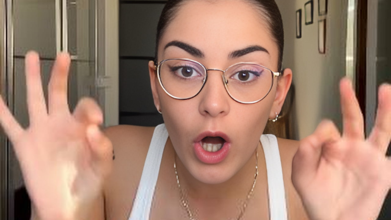 _anaredondo_'s tweet card. La influencer española Carla Galeote, famosa por denunciar conductas machistas, ha publicado un vídeo en sus redes sociales exponiendo que grupos de ultraderecha están difundiendo desnudos suyos...