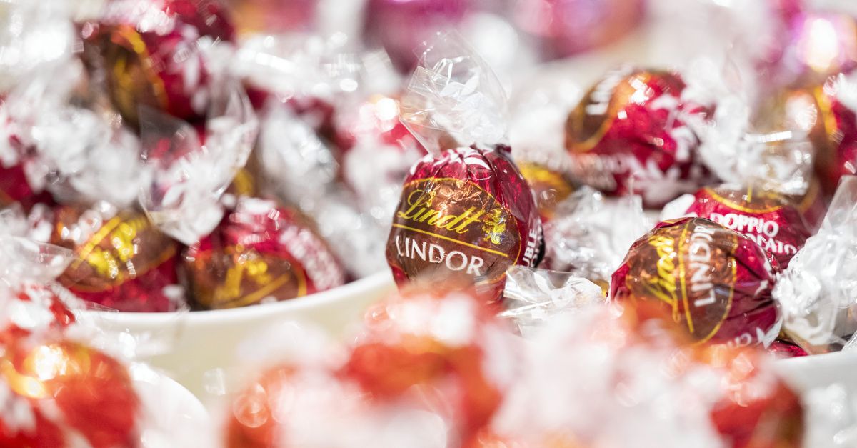 nrc's tweet card. Het leven van een chocoladeliefhebber is niet altijd makkelijk: afgelopen april was de prijs van chocola meer dan 20 procent hoger dan een jaar daarvoor – historisch hoog. Die prijsstijging leidde...