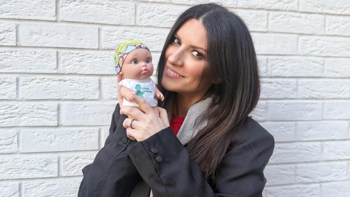 juegaterapia's tweet card. Create da Fondazione Juegaterapia sono il simbolo della lotta contro il cancro infantile. Le bambole sono senza capelli e indossano un foulard che, stavolta, è stato disegnato dalla cantante insieme...